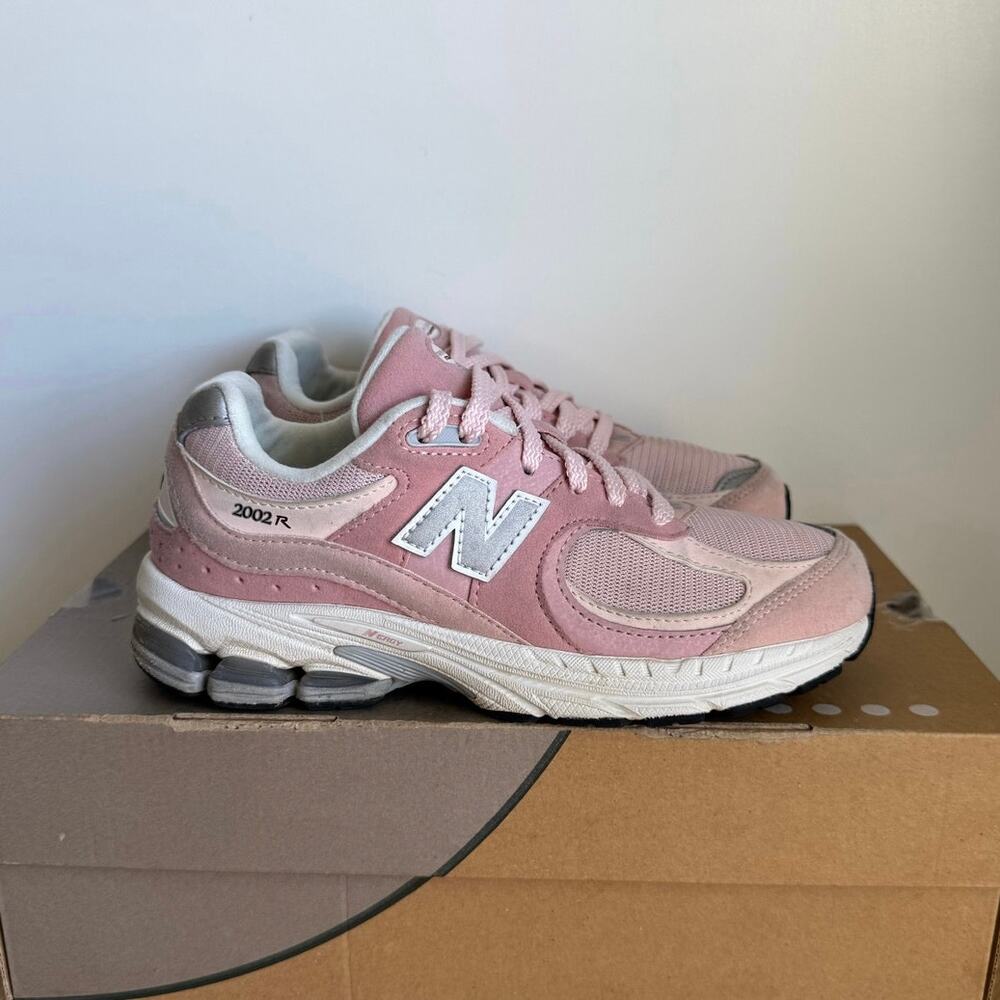 New Balance 2002 R ‘Pink Sand’ Kids Sneakers- SZ 4  Y - Picture 2 of 13